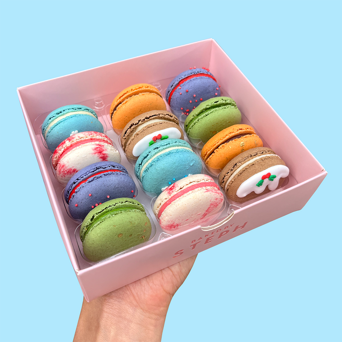 12 Christmas Macarons